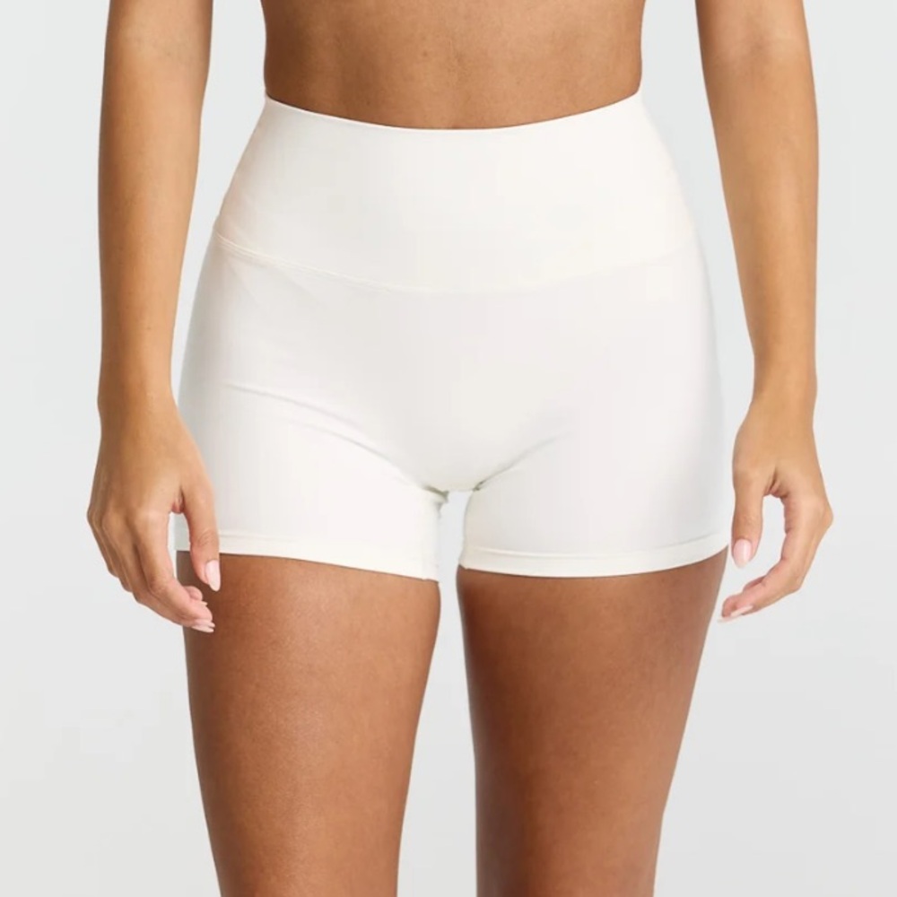 Align Label Shorts white